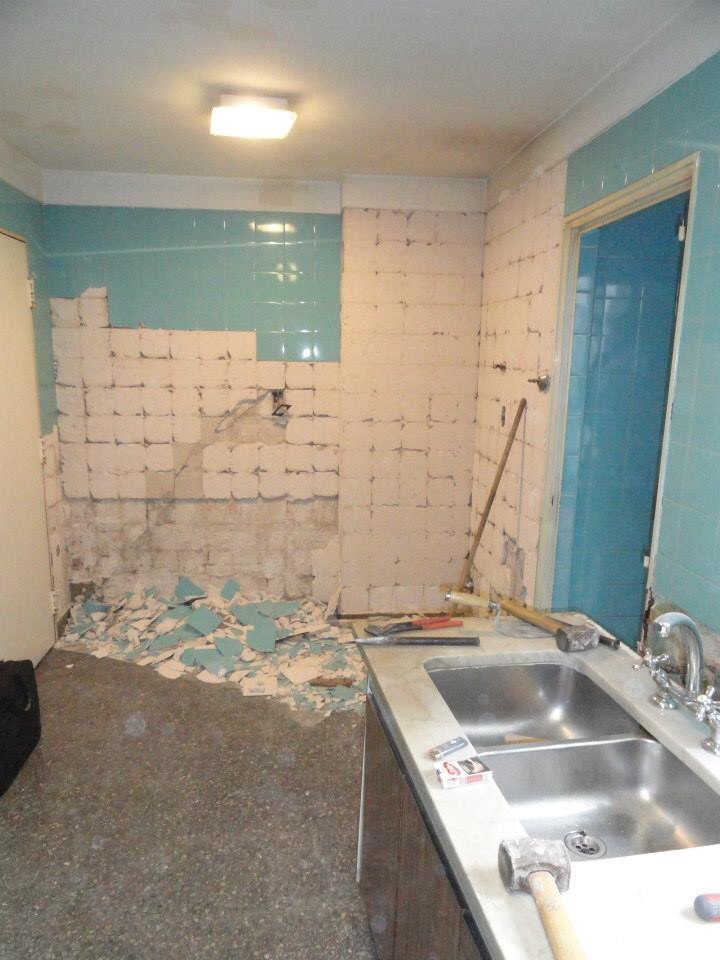 picando las paredes de la cocina