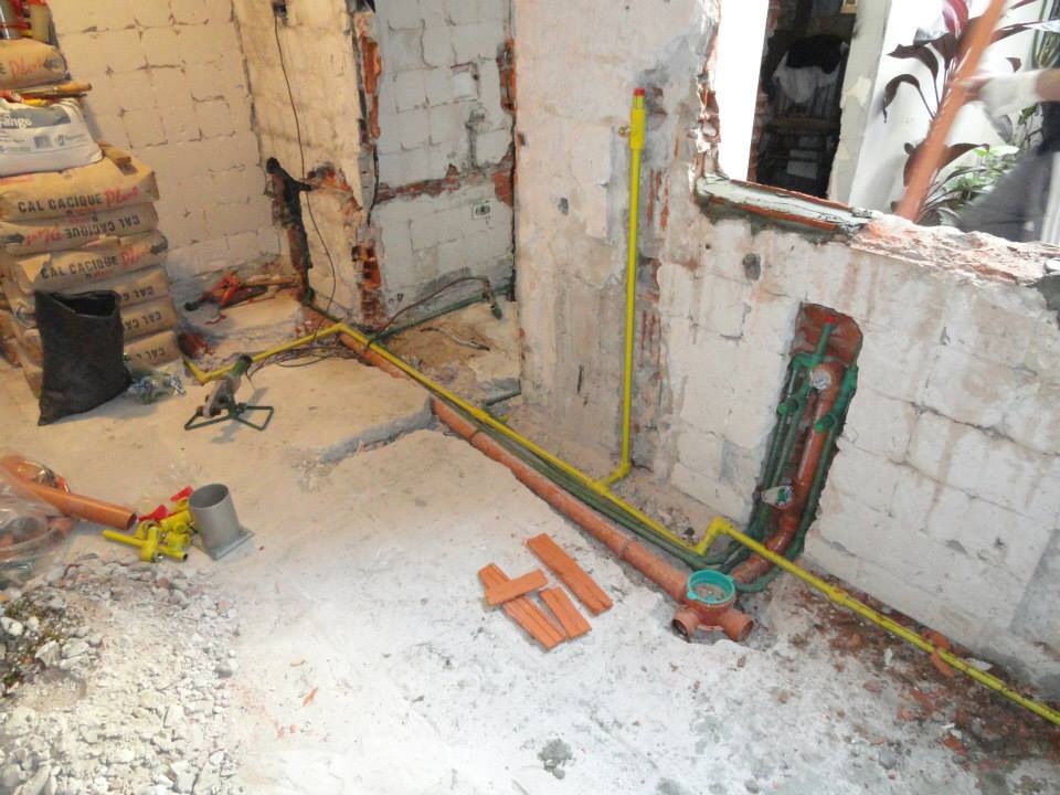 cambiando la instalación de fontanería de la cocina