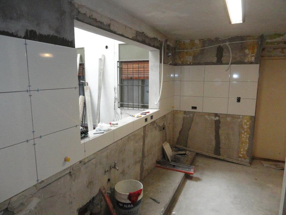 azulejando las paredes de la cocina