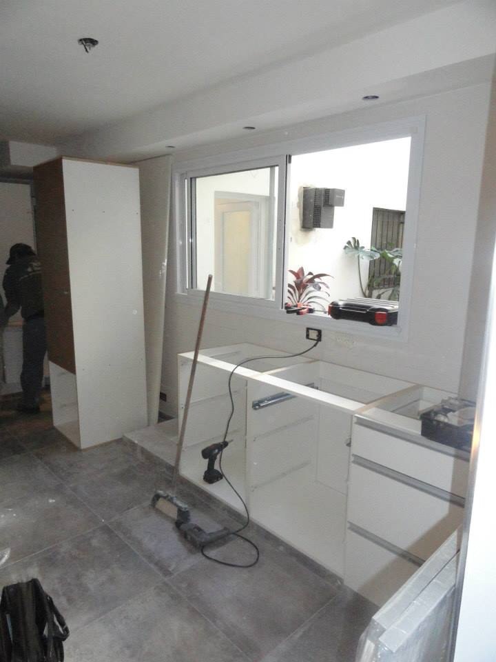instalando los muebles de la cocina
